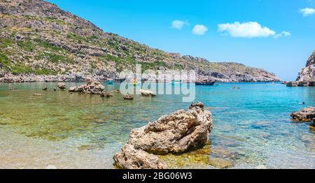 Panoramablick auf die Küste von Ladiko Anthony Quinn Bay. Rhodos, Dodekanes, Griechenland Stockfoto