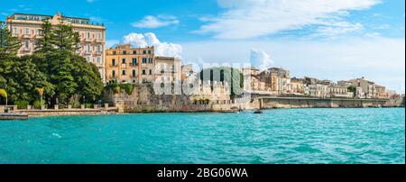 Panoramablick auf die Küste der Insel Ortigia vom Meer. Syrakus, Sizilien, Italien Stockfoto