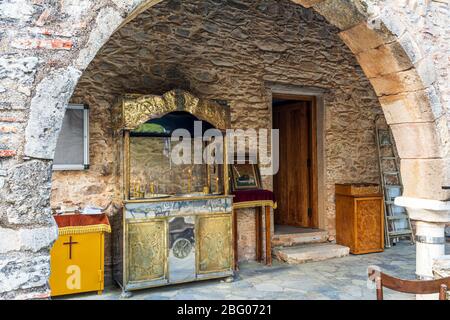 Kloster des heiligen Johannes Kynigos aus Stein. Das Kloster des Heiligen Johannes Kynigos befindet sich in Agia Paraskevi. Stockfoto