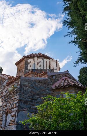 Kloster des heiligen Johannes Kynigos aus Stein. Das Kloster des Heiligen Johannes Kynigos befindet sich in Agia Paraskevi. Stockfoto
