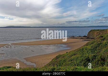 Der kleine Sandstrand der Sandeel Bucht an der Küste der Grafschaft Wexford an einem ruhigen Oktobernachmittag. Stockfoto