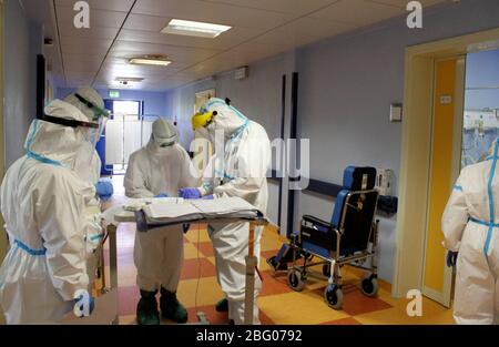 Parma, Italien. April 2020. Maggiore Krankenhaus von Parma (Barbieri Pavillon verwandelt in Covid19 zu Beginn der Pandemie) Fotos im Inneren der Station (SANDRO CAPATTI/Fotograf, PARMA - 2020-04-20) p.s. la foto e' utilizabile nel rispetto del contesto in cui e' stata scattata, e senza intento diffamatorio del decoro delle persone rappresentate Quelle: Independent Photo Agency Srl/Alamy Live News Stockfoto