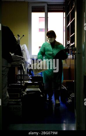 Parma, Italien. April 2020. Maggiore Krankenhaus von Parma (Barbieri Pavillon verwandelt in Covid19 zu Beginn der Pandemie) Fotos im Inneren der Station (SANDRO CAPATTI/Fotograf, PARMA - 2020-04-20) p.s. la foto e' utilizabile nel rispetto del contesto in cui e' stata scattata, e senza intento diffamatorio del decoro delle persone rappresentate Quelle: Independent Photo Agency Srl/Alamy Live News Stockfoto