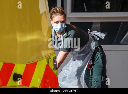 Ein Sanitäter trägt eine Gesichtsmaske vor dem Leeds General Infirmary, da Organisationen, die Krankenhausverbände vertreten, die Regierung wegen ihres Versprechens, mehr persönliche Schutzausrüstung (PSA) zum Schutz der Arbeiter im Kampf gegen Covid-19 zu erhalten, auf die Runden gebracht haben. Stockfoto