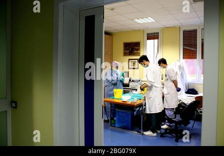 Parma, Italien. April 2020. Maggiore Krankenhaus von Parma (Barbieri Pavillon verwandelt in Covid19 zu Beginn der Pandemie) Fotos im Inneren der Station (SANDRO CAPATTI/Fotograf, PARMA - 2020-04-20) p.s. la foto e' utilizabile nel rispetto del contesto in cui e' stata scattata, e senza intento diffamatorio del decoro delle persone rappresentate Quelle: Independent Photo Agency Srl/Alamy Live News Stockfoto