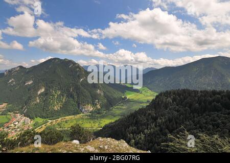Blick vom Gipfel der Kofel (1342 m) in Oberammergau nach Südosten, links der Laber (1686 m), dem Zentrum der Ammertal, im Hintergrund Ettal, Stockfoto