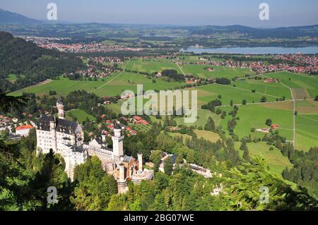 Blick von der Aufstieg auf den Tegelberg auf Schloss Neuschwanstein, im Hintergrund rechts der Forggensee, auf der linken Füssen, Schwangau bei Füssen, S Stockfoto