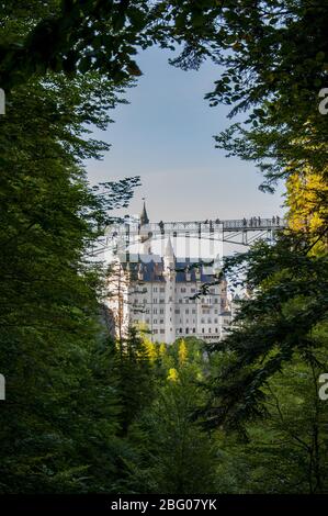 Blick auf das Schloss Neuschwanstein mit der Marienbrücke über der Pöllatschlucht, Schwangau bei Füssen, Schwaben, Bayern, Deutschland, Europa Stockfoto