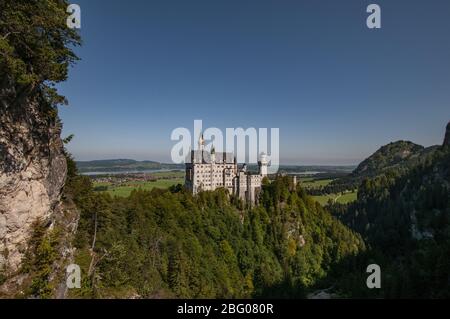 Blick von der Marienbrücke über Schloss Neuschwanstein auf den Forggensee, Schwangau bei Füssen, Schwaben, Bayern, Deutschland, Europa Stockfoto