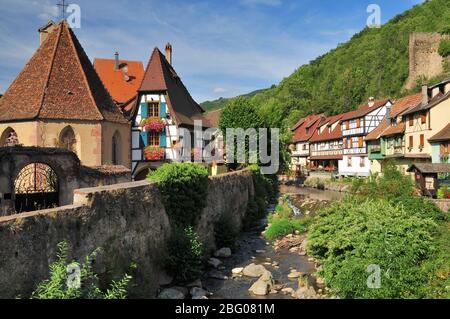 Fachwerkhäuser auf dem Weiss des Flusses in der Altstadt von Kaysersberg, Elsass, Frankreich, Europa Stockfoto