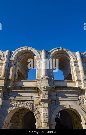 Das römische Amphitheater mit klaren Himmel, Arles, Provence Alpes Cote d'Azur, Frankreich Stockfoto