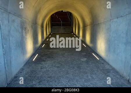 Laufsteg Tunnel beleuchtet in der Schweiz Stockfoto