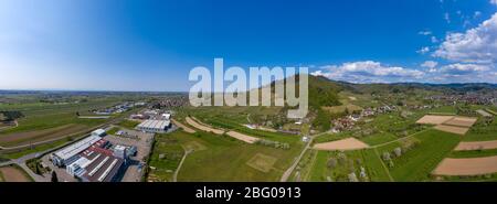 Luftdrohnenansicht, Landschaft des Kinzigtals mit Schloss Ortenberg, Ortenberg, Schwarzwald, Baden-Württemberg, Deutschland, Europa Stockfoto