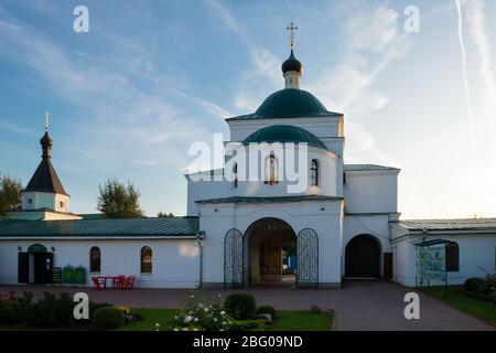 MUROM, RUSSLAND - 24. AUGUST 2019: Kirche Kyrill Beloserski in Murom Spaso-Preobraschenski Kloster Stockfoto