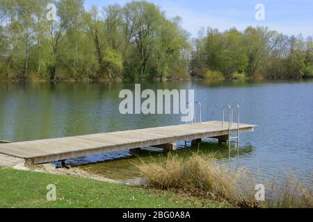 Ländliche Szene mit Badesee ohne Menschen im Sommer Stockfoto