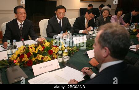 Bild ©lizenziert für Parsons Media. 31/01/2009. London, Großbritannien. Der chinesische Premierminister Wen Jiabao trifft die Young Icebreakers des 48 Group Club im Mandarin Oriental Hotel Central London am 31. Januar 2009. Bild von Andrew Parsons / Parsons Media Stockfoto