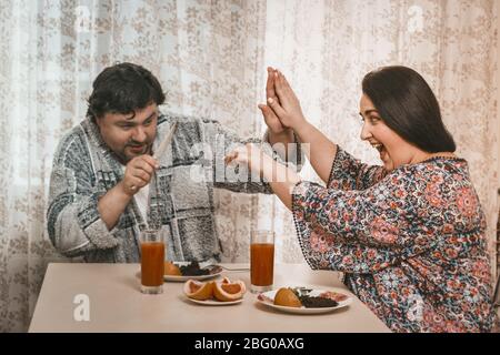 Plus Größe Frau Fütterung Ihren Mann Gesunde Ernährung Stockfoto