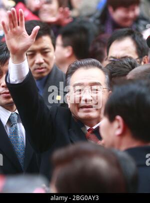 Bild ©lizenziert für Parsons Media. 31/01/2009. London, Großbritannien. Chinesischer Premierminister Wen Jiabao. Der chinesische Premierminister Wen Jiabao begrüßt die Menschenmengen in China Town im Zentrum von London am 31. Januar 2009. Bild von Andrew Parsons / Parsons Media Stockfoto