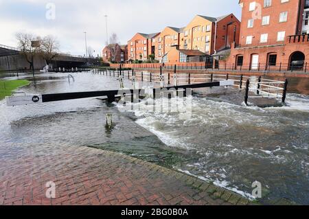 Überschwemmung am Schleusentor 108 auf dem Kennet Avon Kanal, der durch Reading Town, Berkshire, verläuft. Januar 2014 Stockfoto