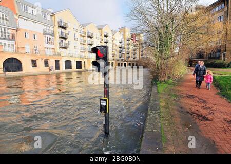 Überschwemmung am Schleusentor 108 auf dem Kennet Avon Kanal, der durch Reading Town, Berkshire, verläuft. Januar 2014 Stockfoto