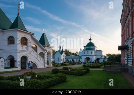 MUROM, RUSSLAND - 24. AUGUST 2019: Am Sommerabend auf dem Territorium des Murom Spaso-Preobraschenski Klosters. Stadt Murom, Russland Stockfoto