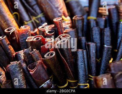 Obst leder Rolle aus Äpfel auf dem Markt in Almaty, Kasachstan Stockfoto