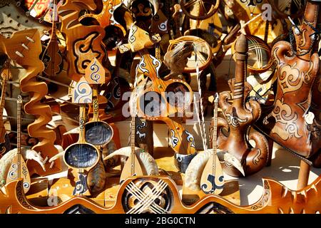 Kasachischen ethnische Musikinstrumente auf dem Markt in Almaty, Kasachstan Stockfoto