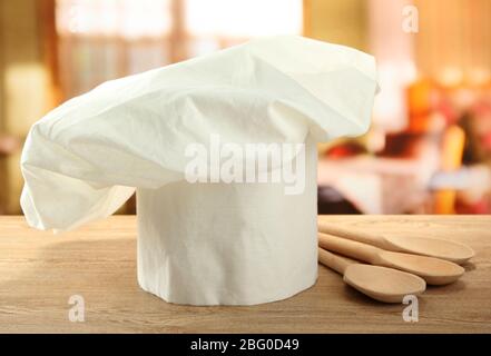 Kochmütze mit Löffeln auf dem Tisch in der Küche Stockfoto