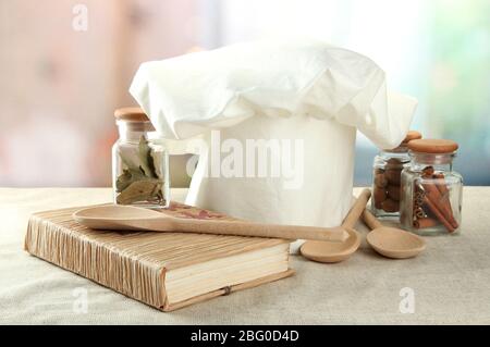 Kochmütze mit Löffeln auf dem Tisch in der Küche Stockfoto