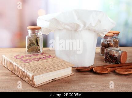 Kochmütze mit Löffeln auf dem Tisch in der Küche Stockfoto