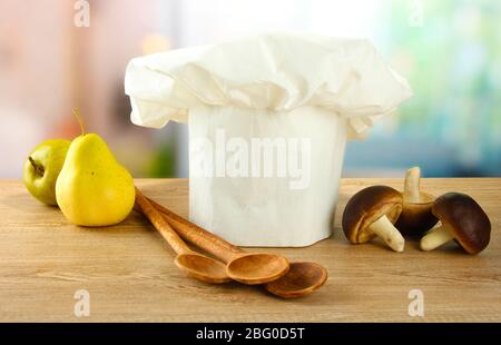 Kochmütze mit Löffeln auf dem Tisch in der Küche Stockfoto