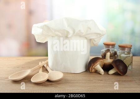 Kochmütze mit Löffeln auf dem Tisch in der Küche Stockfoto