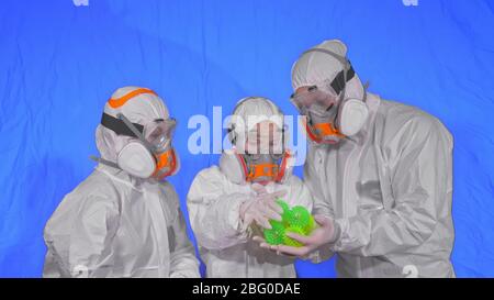 Familie von Ärzten Wissenschaftler Gesundheit Arbeiter in Atemschutzgeräten. Mama Papa und Tochter Porträt, tragen Schutz medizinische Maske. Coronavirus-Pandemie Kovid 19. Stockfoto