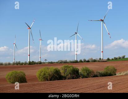 Wipperdorf, Deutschland. April 2020. Windturbinen in einem Windpark stehen noch für Windmangel. Insgesamt sieben Windenergieanlagen, darunter die höchste Windkraftanlage Thüringens mit einer Höhe von fast 240m, erzeugen hier 18.9 Megawatt Nennleistung. Quelle: Jan Woitas/dpa-Zentralbild/dpa/Alamy Live News Stockfoto