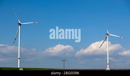 Wipperdorf, Deutschland. April 2020. Windturbinen in einem Windpark stehen noch für Windmangel. Insgesamt sieben Windenergieanlagen, darunter die höchste Windkraftanlage Thüringens mit einer Höhe von fast 240m, erzeugen hier 18.9 Megawatt Nennleistung. Quelle: Jan Woitas/dpa-Zentralbild/dpa/Alamy Live News Stockfoto