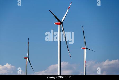 Wipperdorf, Deutschland. April 2020. Windturbinen in einem Windpark stehen noch für Windmangel. Insgesamt sieben Windenergieanlagen, darunter die höchste Windkraftanlage Thüringens mit einer Höhe von fast 240m, erzeugen hier 18.9 Megawatt Nennleistung. Quelle: Jan Woitas/dpa-Zentralbild/dpa/Alamy Live News Stockfoto