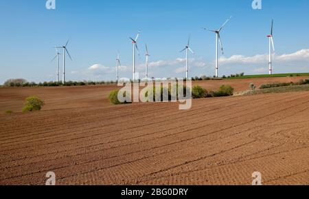 Wipperdorf, Deutschland. April 2020. Windturbinen in einem Windpark stehen noch für Windmangel. Insgesamt sieben Windenergieanlagen, darunter die höchste Windkraftanlage Thüringens mit einer Höhe von fast 240m, erzeugen hier 18.9 Megawatt Nennleistung. Quelle: Jan Woitas/dpa-Zentralbild/dpa/Alamy Live News Stockfoto