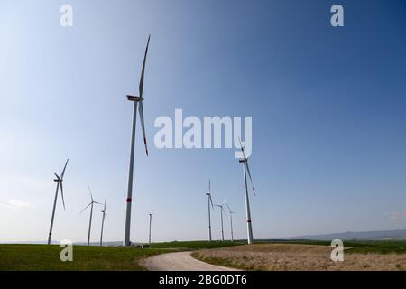 Wipperdorf, Deutschland. April 2020. Windturbinen in einem Windpark stehen noch für Windmangel. Insgesamt sieben Windenergieanlagen, darunter die höchste Windkraftanlage Thüringens mit einer Höhe von fast 240m, erzeugen hier 18.9 Megawatt Nennleistung. Quelle: Jan Woitas/dpa-Zentralbild/dpa/Alamy Live News Stockfoto