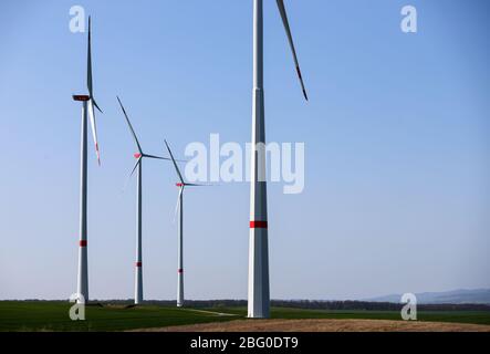 Wipperdorf, Deutschland. April 2020. Windturbinen in einem Windpark stehen noch für Windmangel. Insgesamt sieben Windenergieanlagen, darunter die höchste Windkraftanlage Thüringens mit einer Höhe von fast 240m, erzeugen hier 18.9 Megawatt Nennleistung. Quelle: Jan Woitas/dpa-Zentralbild/dpa/Alamy Live News Stockfoto