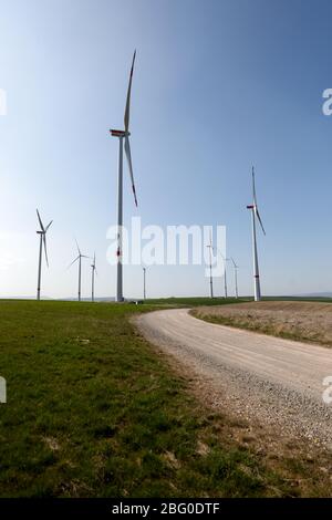 Wipperdorf, Deutschland. April 2020. Windturbinen in einem Windpark stehen noch für Windmangel. Insgesamt sieben Windenergieanlagen, darunter die höchste Windkraftanlage Thüringens mit einer Höhe von fast 240m, erzeugen hier 18.9 Megawatt Nennleistung. Quelle: Jan Woitas/dpa-Zentralbild/dpa/Alamy Live News Stockfoto