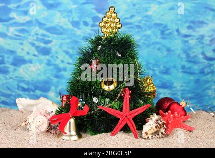 Weihnachtsbaum auf Sand am Strand Stockfoto