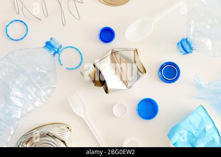 Draufsicht auf verschiedene Abfallteile in minimaler Zusammensetzung auf weißem Hintergrund gelegt, Abfallsortierung und Recycling-Konzept, Kopierraum Stockfoto