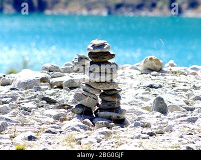 Steinpyramiden, kleiner Mann, Hügel, Ovoo, Inukshuk gebaut für Ihre Ruhe und Ruhe in der Nähe des Sees oder des Bergflusses gemacht Stockfoto