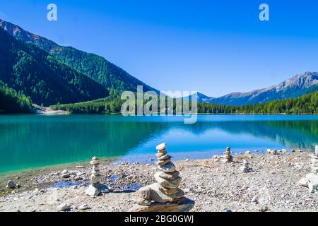 Steinpyramiden, kleiner Mann, Hügel, Ovoo, Inukshuk gebaut für Ihre Ruhe und Ruhe in der Nähe des Sees oder des Bergflusses gemacht Stockfoto