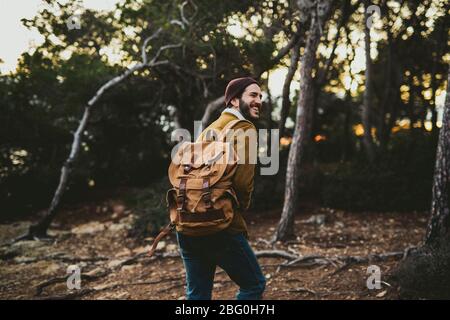 Porträt des jungen Mannes mit Kamera im Freien Stockfoto