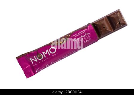 Nomo no miss out Vegan & Free From Fruit & Crunch Choc Bar isoliert auf weißem Hintergrund - glatt cremig vegan Choc frei von Milcheiernüssen Gluten Stockfoto