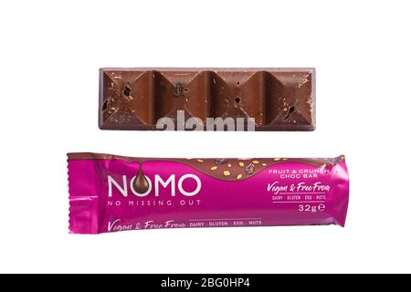 Nomo no miss out Vegan & Free From Fruit & Crunch Choc Bar isoliert auf weißem Hintergrund - glatt cremig vegan Choc frei von Milcheiernüssen Gluten Stockfoto