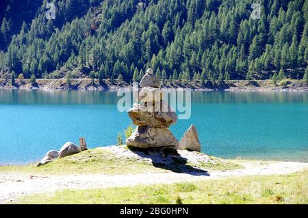 Steinpyramiden, kleiner Mann, Hügel, Ovoo, Inukshuk gebaut für Ihre Ruhe und Ruhe in der Nähe des Sees oder des Bergflusses gemacht Stockfoto