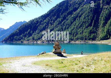 Steinpyramiden, kleiner Mann, Hügel, Ovoo, Inukshuk gebaut für Ihre Ruhe und Ruhe in der Nähe des Sees oder des Bergflusses gemacht Stockfoto