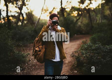Porträt des jungen Mannes, der im Freien fotografiert Stockfoto